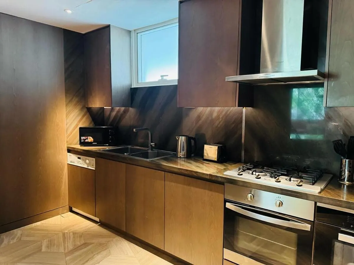 Luxe Apt With Pool View - Lush Greenery I Beach Access Dubai Apartment