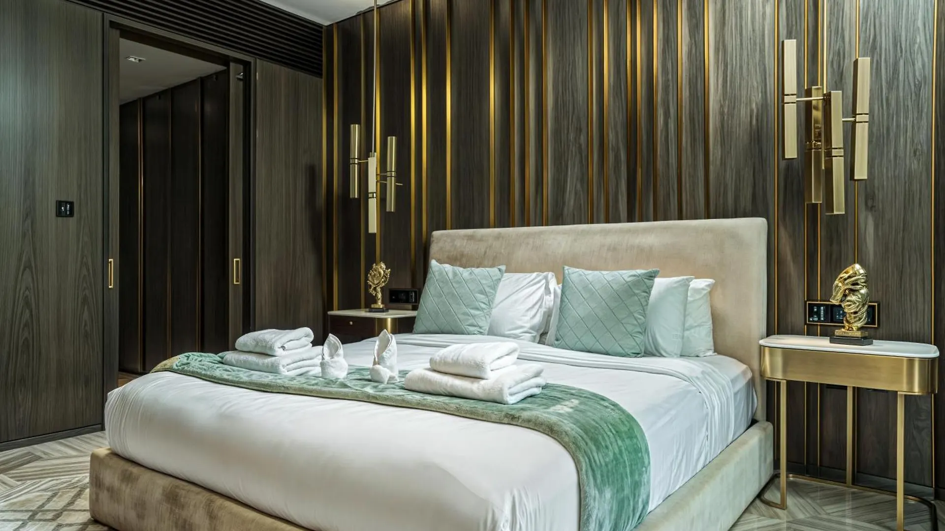 Luxe Apt With Pool View - Lush Greenery I Beach Access Dubai Apartment